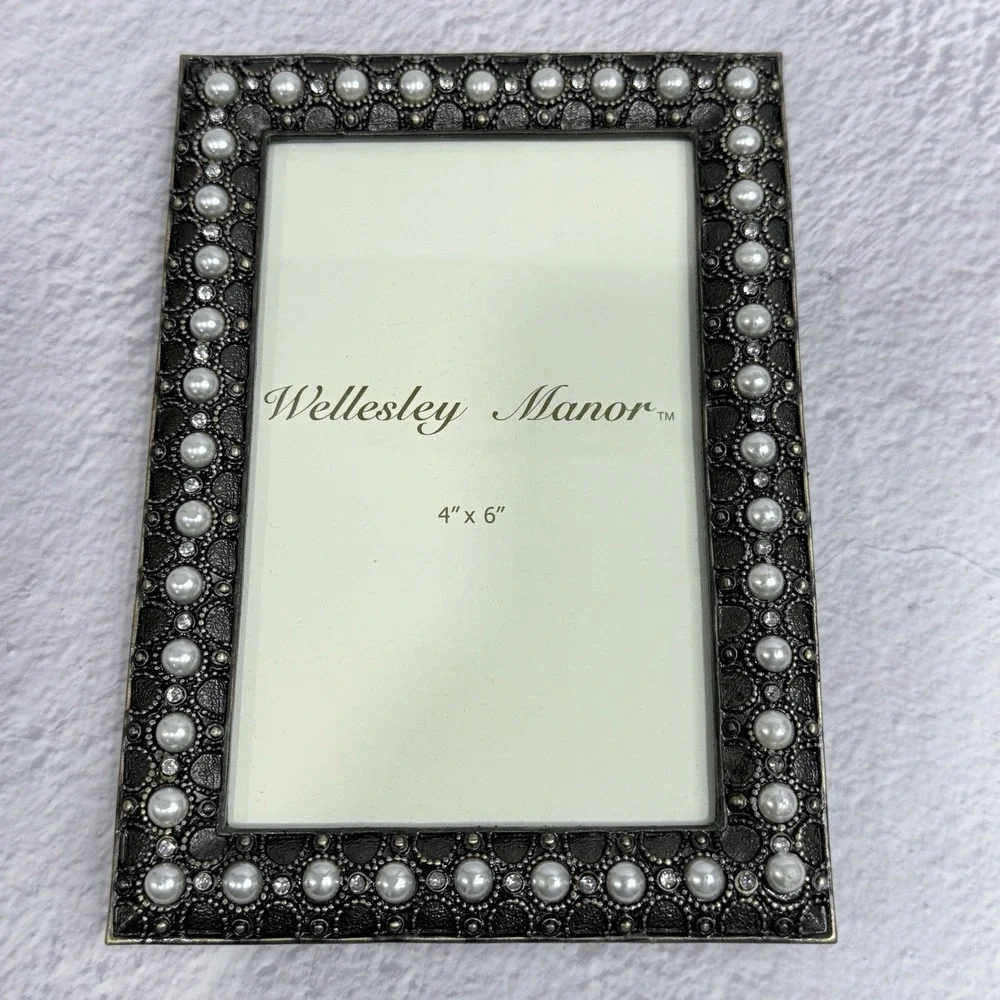 Wellesley Manor 4x6 Photo Frame Faux Pearl Rhinestone Ornate Silver Tone Vintage